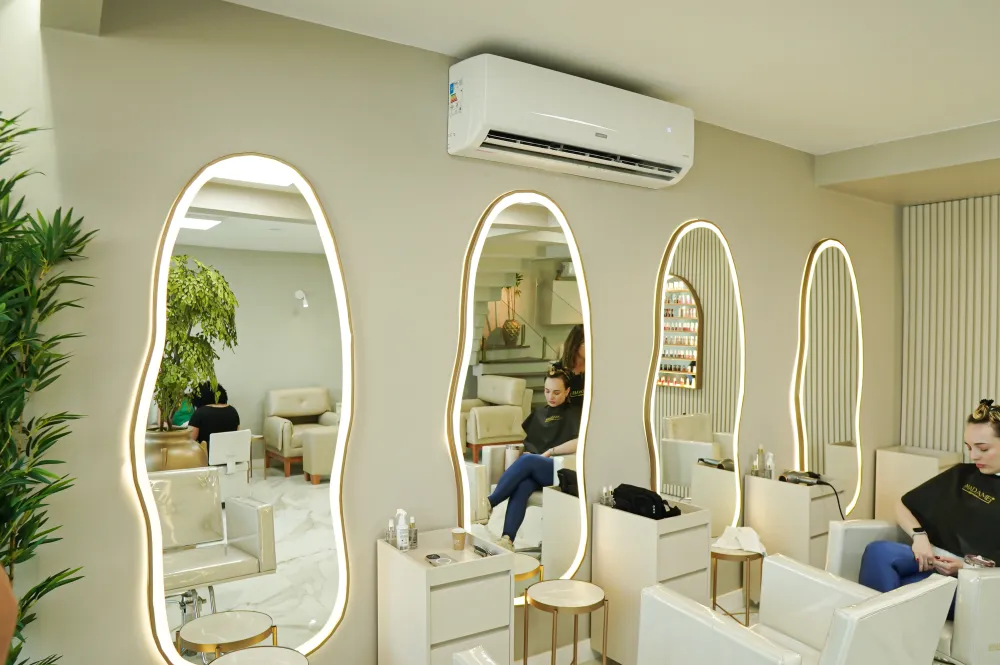 Cliente finalizando um penteado